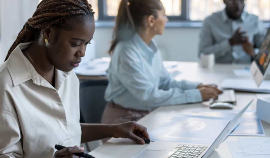 Presença de jovens negros no mercado de trabalho cresce 520% em sete anos